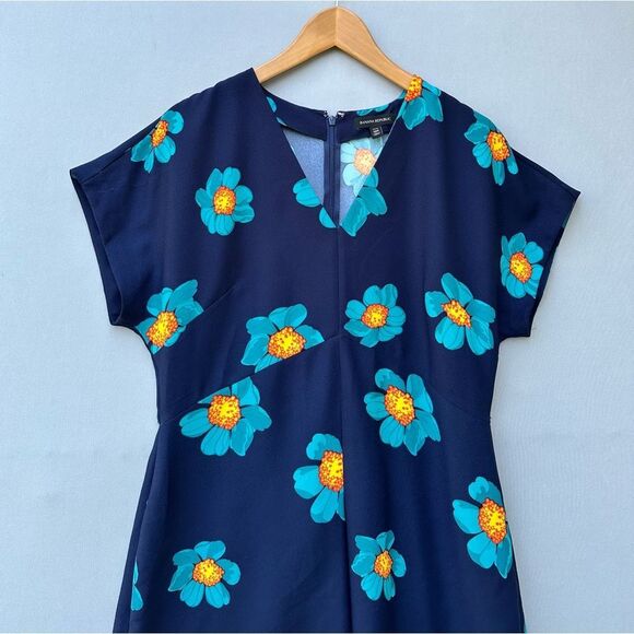 🎉5 for $45🎉 Banana Republic Dress Floral Print Size 12P - Picture 3 of 11